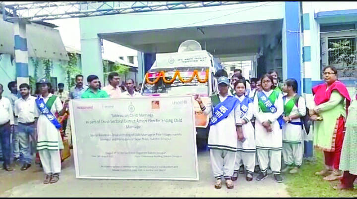 S Dinajpur: Tableau flagged off to campaign against child marriage
