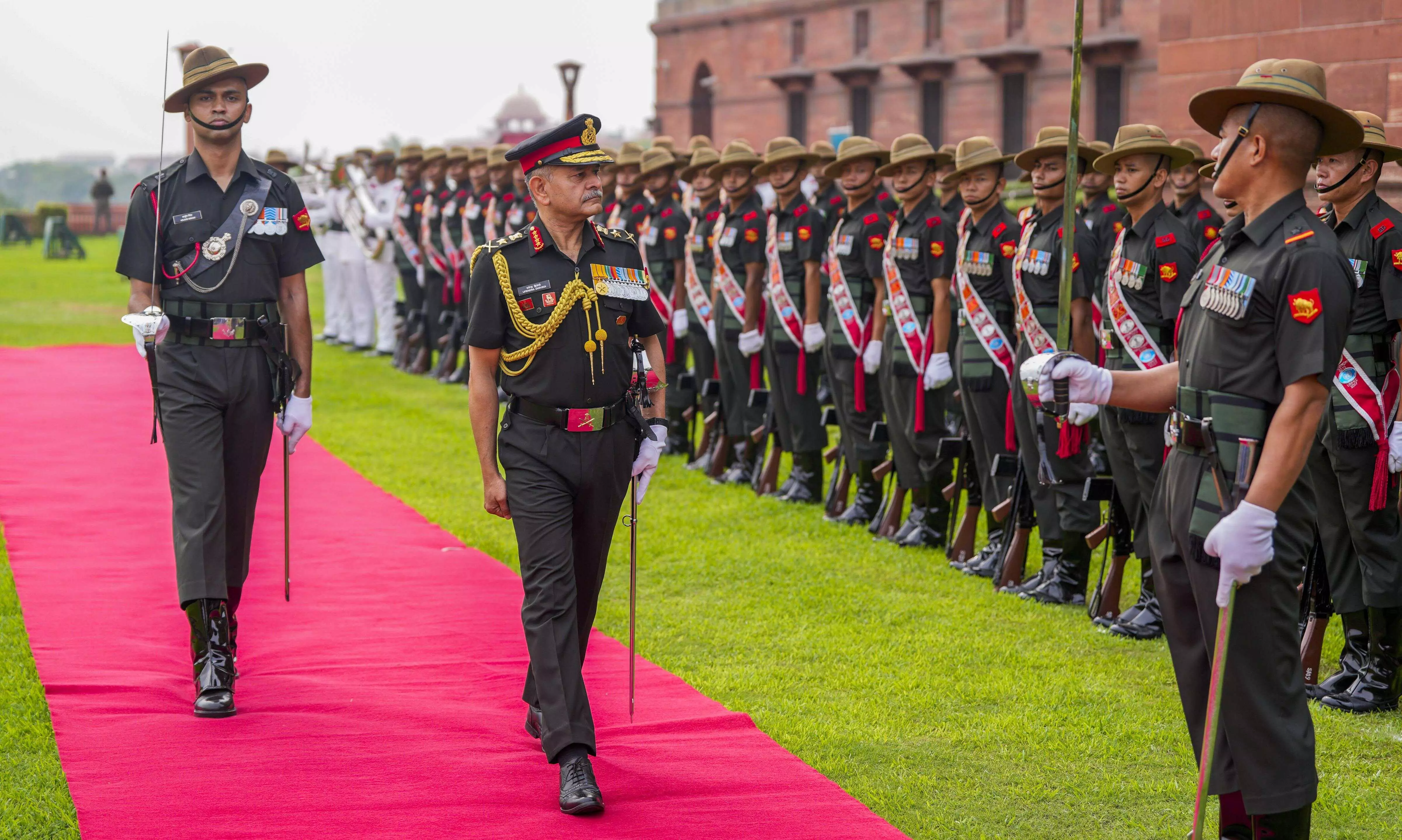 Army Chief Reviews Operational Preparedness Along Loc In J K