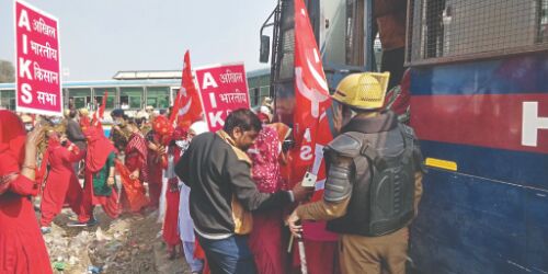 More farmers from Punjab, Haryana join in as some protesters taken into preventive custody