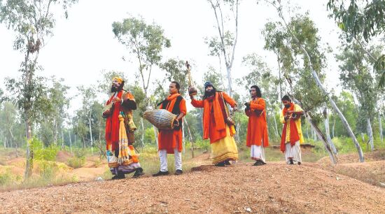 Folk artistes mired in Covid make both ends meet with Lok Prasar Prakalpa