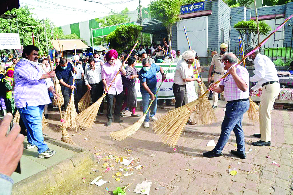 NDMC launches cleanliness drive in Sarojini Nagar mkt