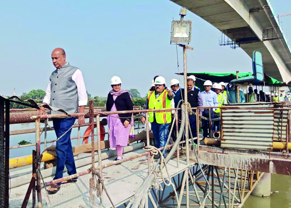 Min inspects progress work of Kalyani Expressway extension & Ishwar Gupta Setu