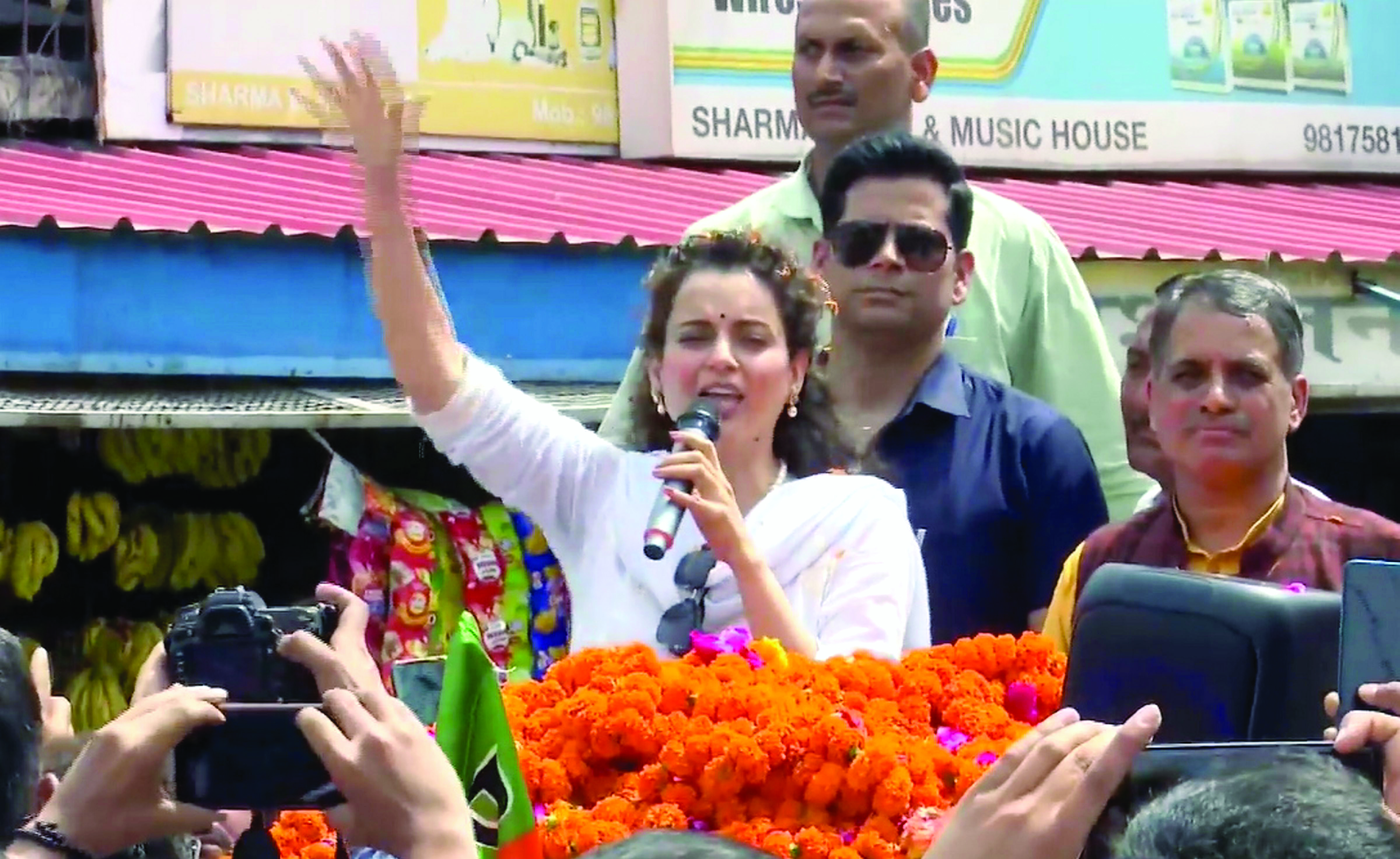 ‘Don’t think, I am heroine, a star,’ Kangana tells people of Mandi in ‘Mandyali’ dialect