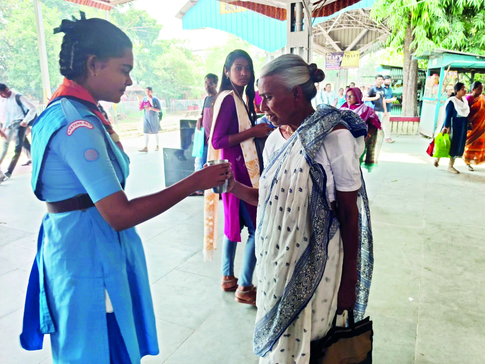 Sealdah Div distributes water among passengers