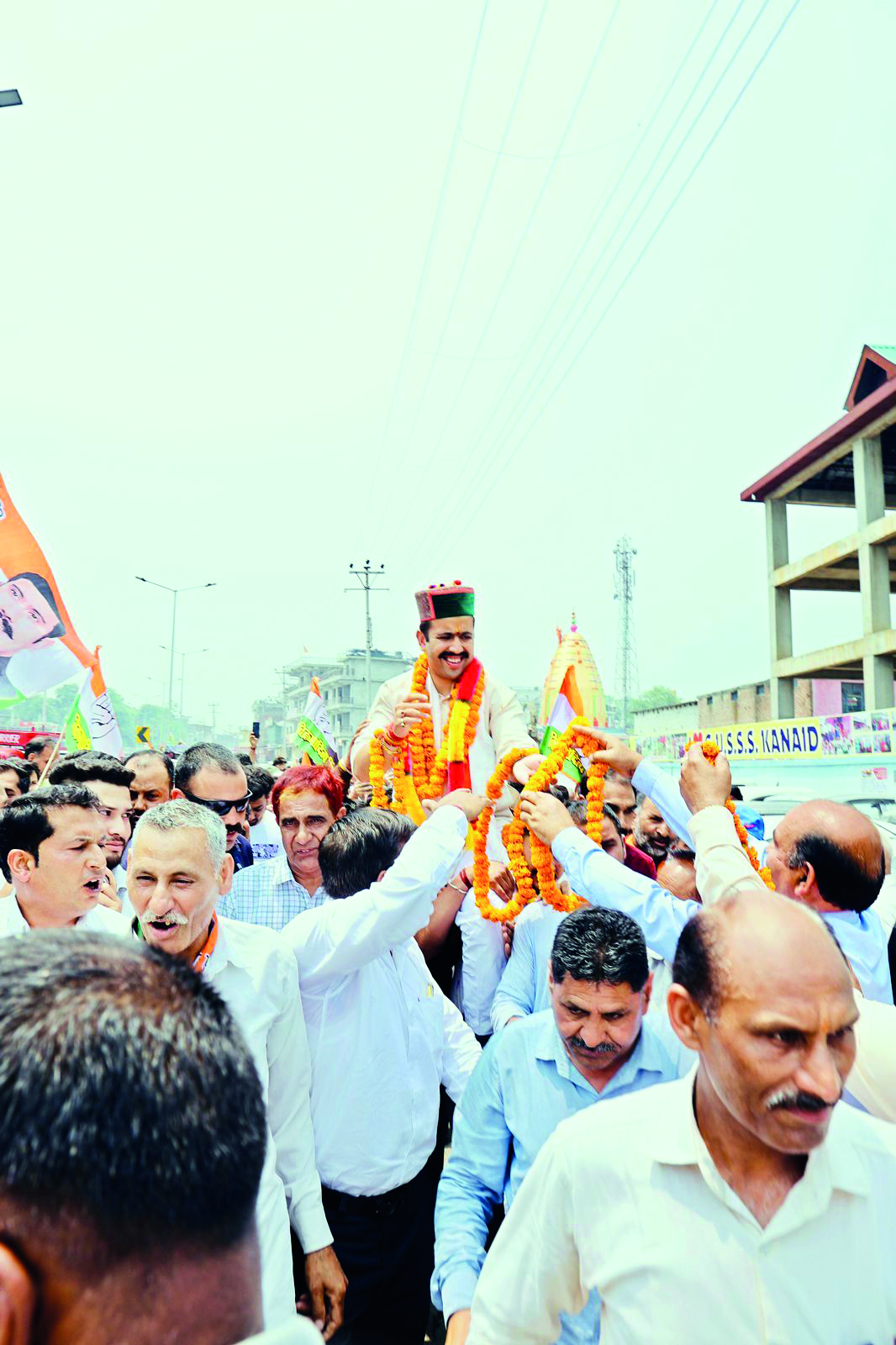 Himachal Pradesh: Verbal sparring between reel ‘Queen’ and royal scion escalates in Mandi, PM to reach today for poll rally