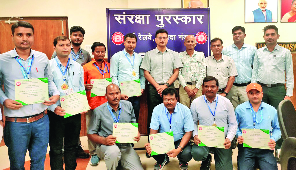 Malda: 9 employees get   safety award by Railways