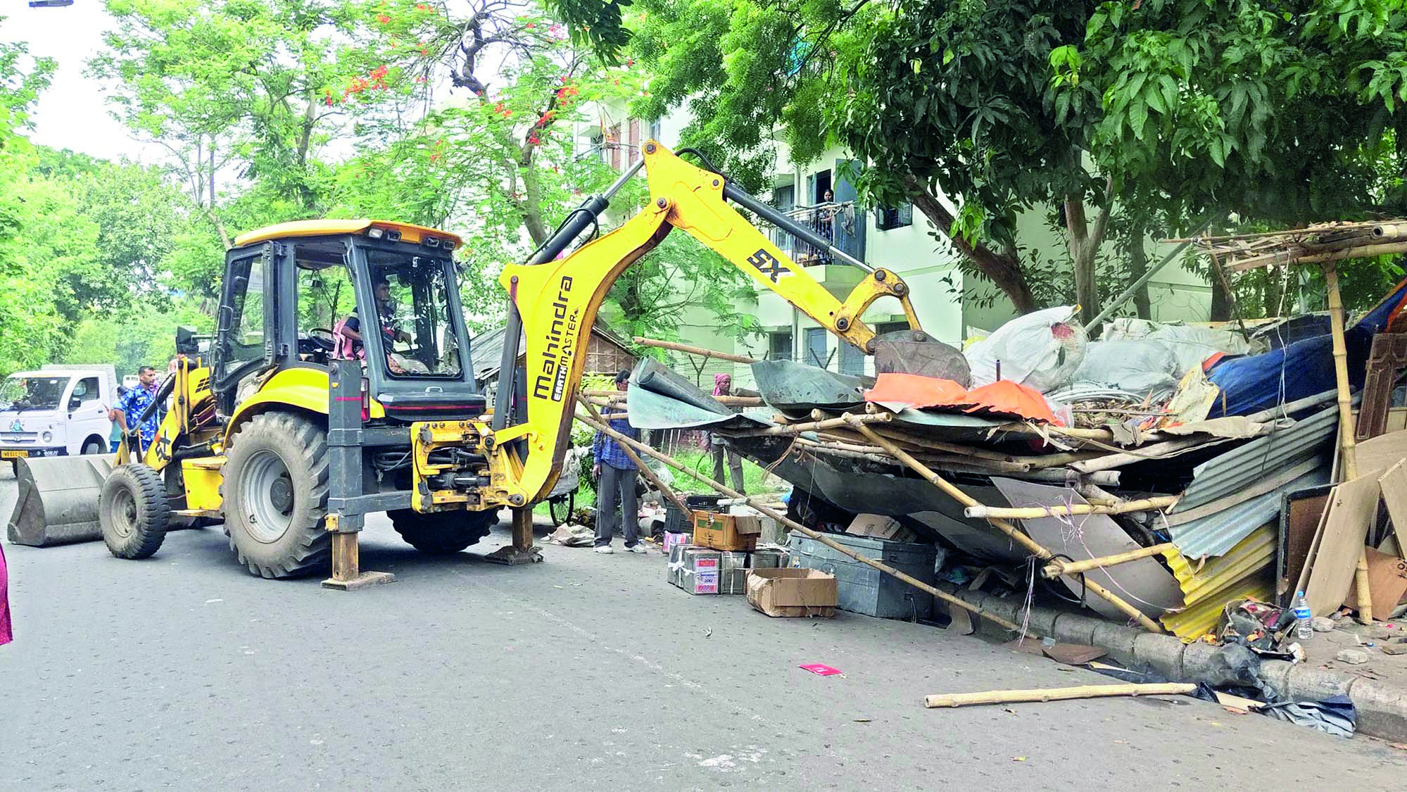 Bidhannagar: Police crack down on hawkers occupying roads and footpaths