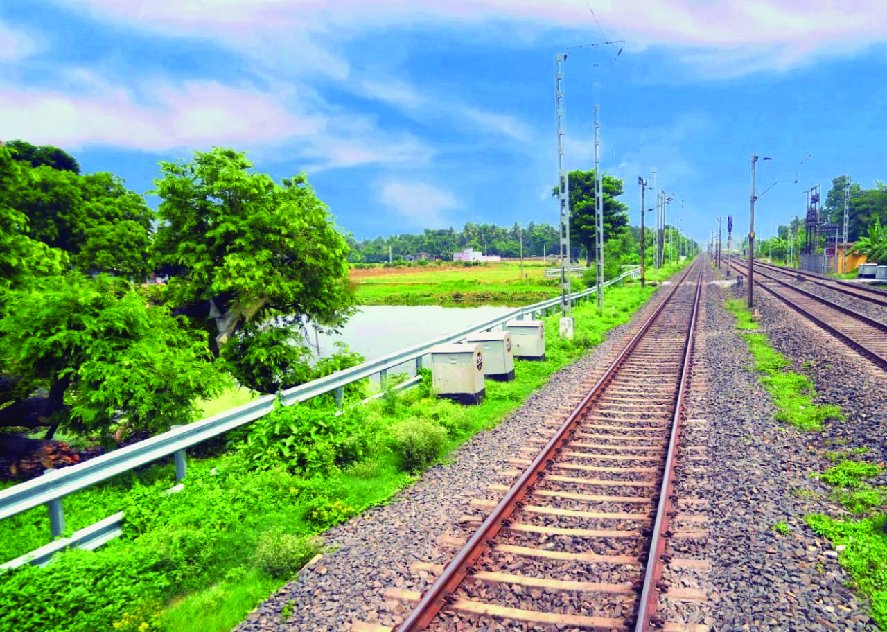 Eastern Railway completes metal fencing along Howrah-Khana chord line section