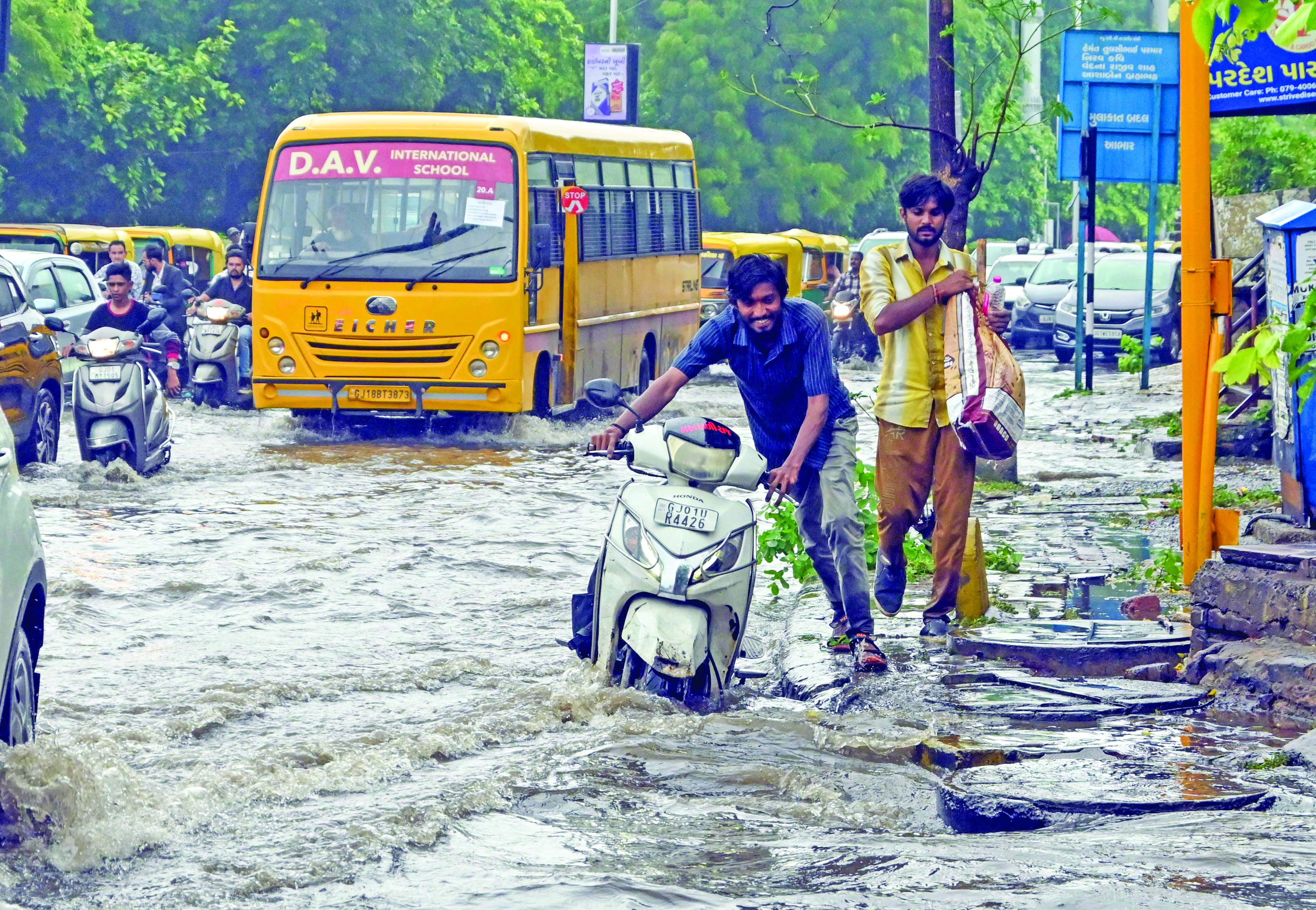 Heavy rains batter Guj, 8 killed