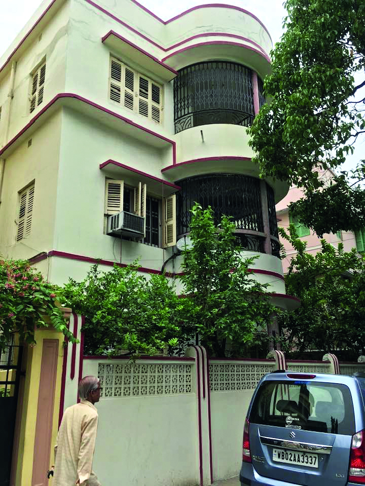 TMC MP take foreigners on a tour of houses with art deco architecture