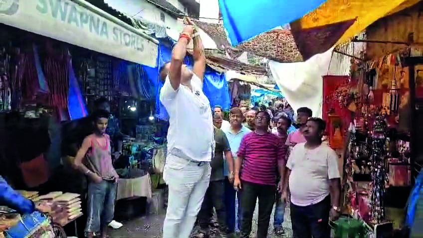 Bidhan Market traders association holds drive to keep streets clean