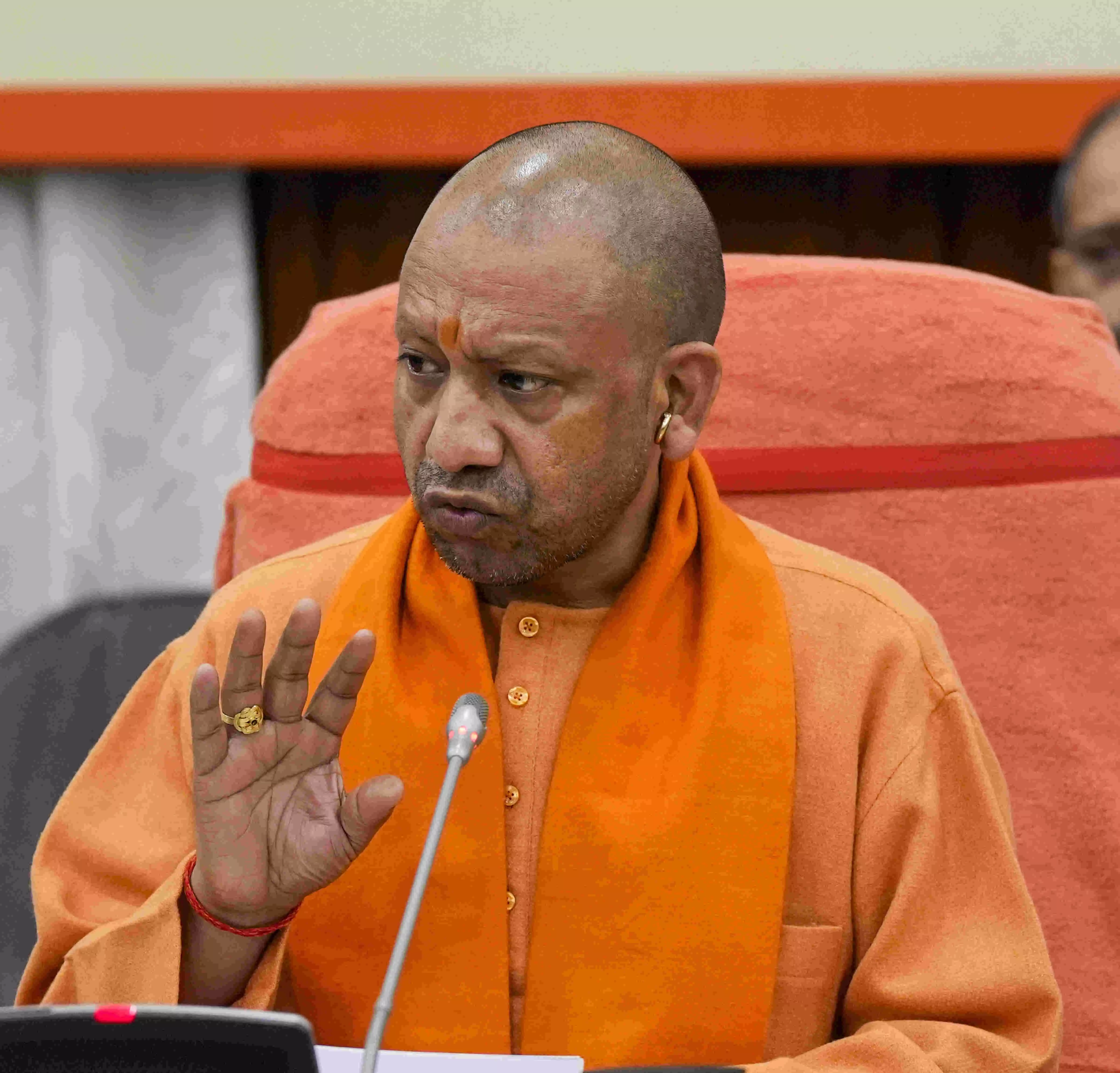 CM Adityanath says batenge toh katenge, opposition leaders slam remark