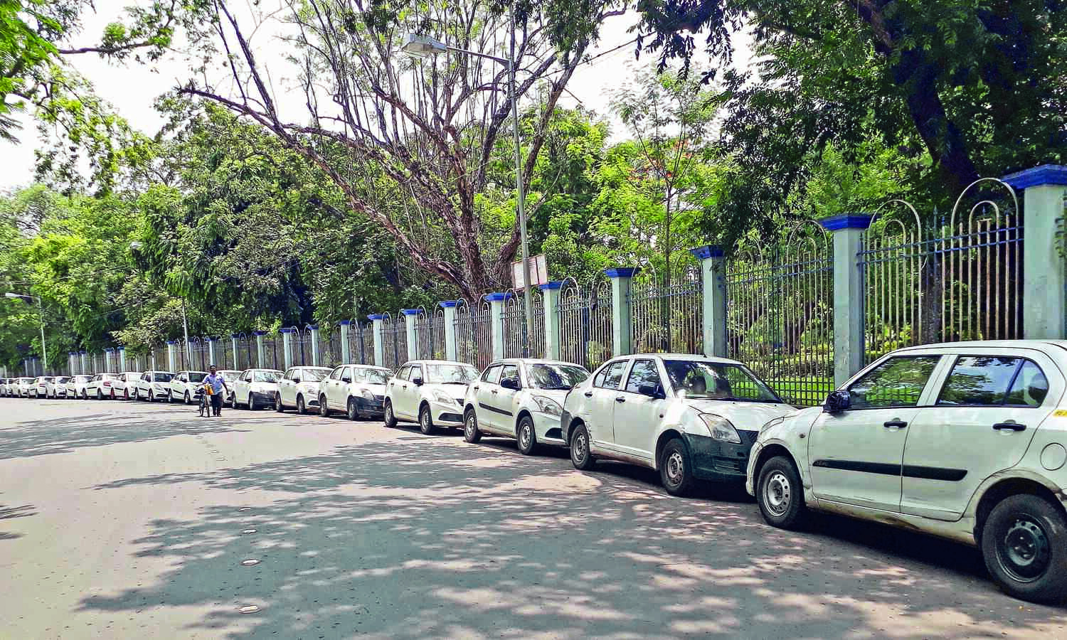 High Court asks municipal authorities to regulate parking sans political influence