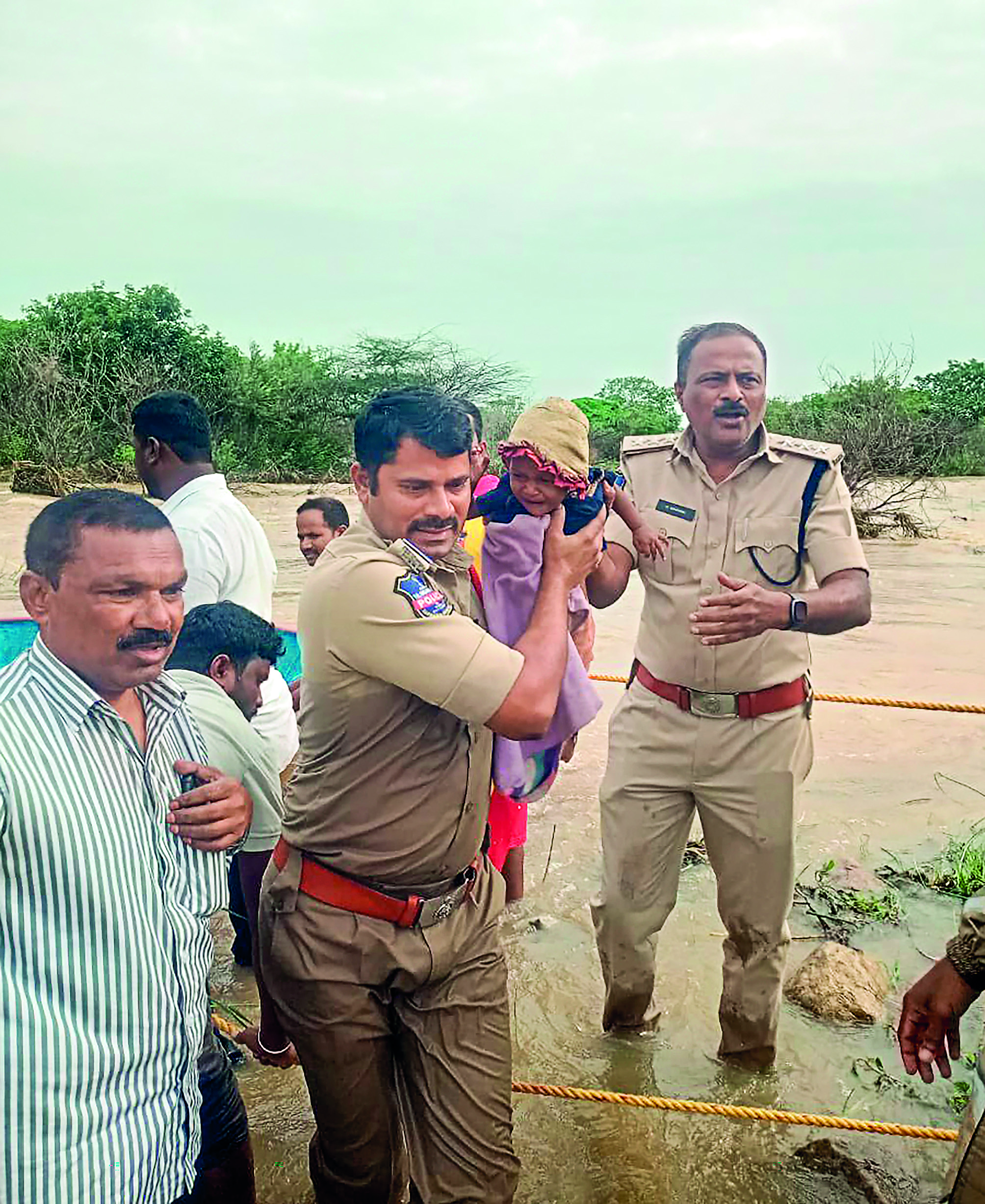 Flood waters start receding in Andhra and Telangana