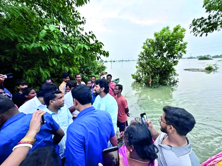 Trinamool MP Dev visits Ghatal to inspect flood situation