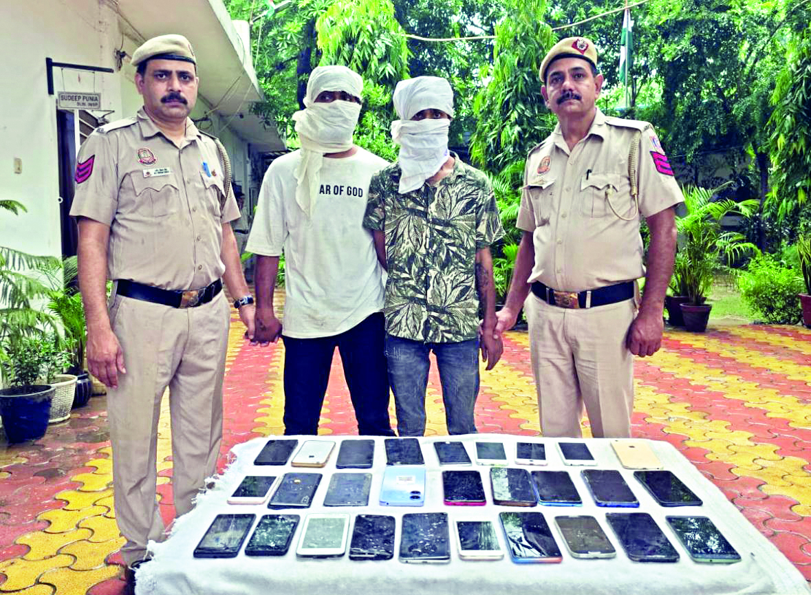 Bangladeshi national among 3 held for smuggling stolen phones