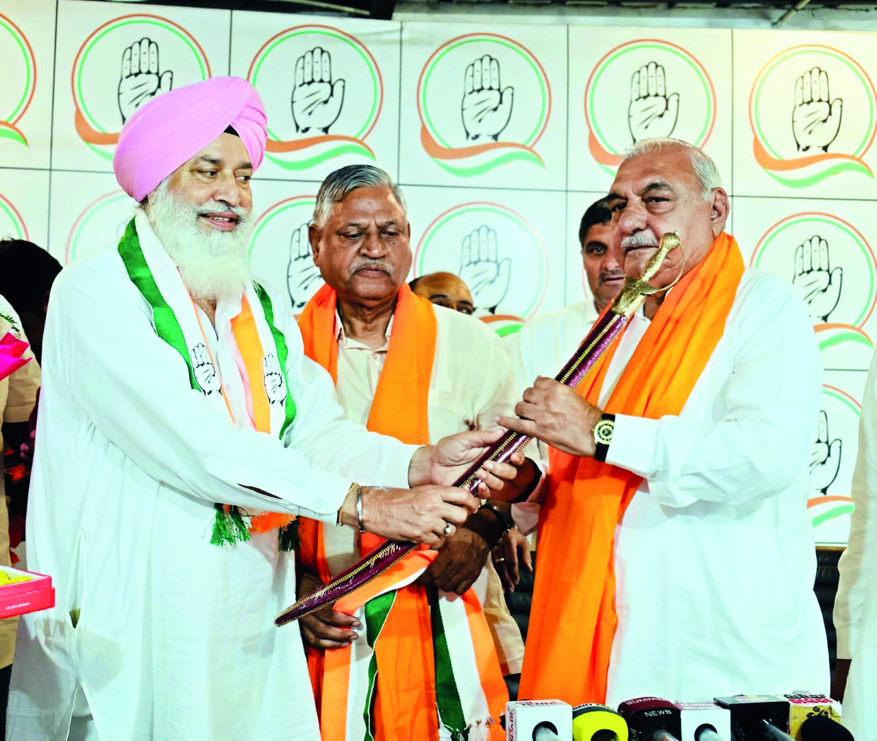 Blow for BJP as former Assandh MLA Virk joins Cong