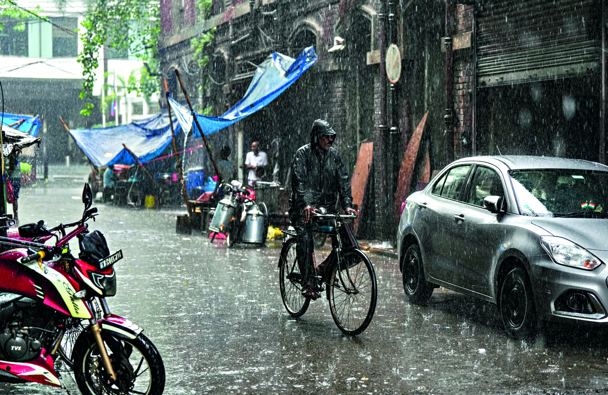 Heavy rainfall causes major traffic congestion in Kolkata