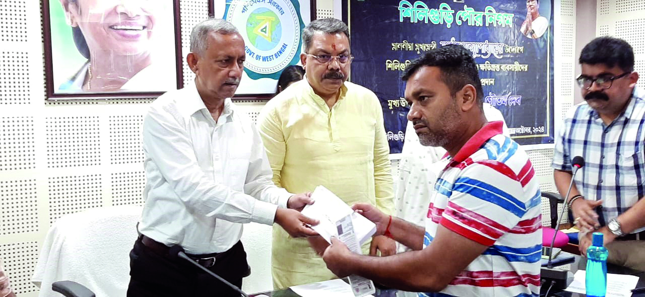 Siliguri Mayor hands over compensation to traders