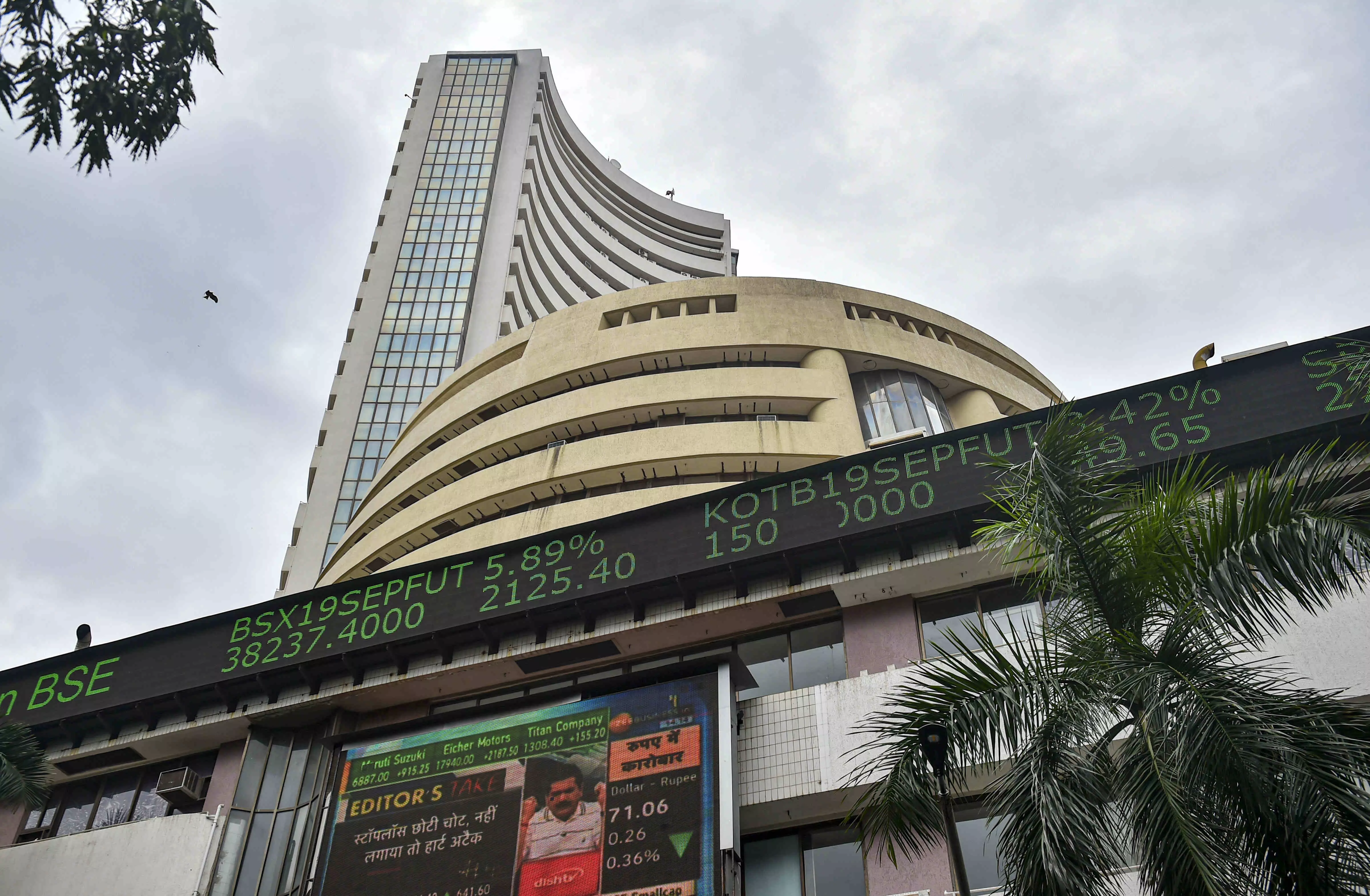 Interest rate-sensitive auto, realty, bank stocks rally after RBI policy decision