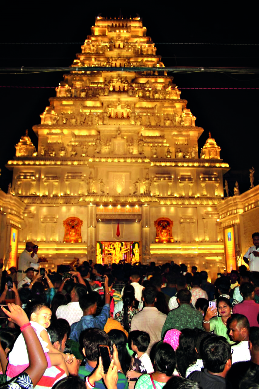 Lakhs of Puja revellers throng Puja pandals across city on ‘Sasthi’