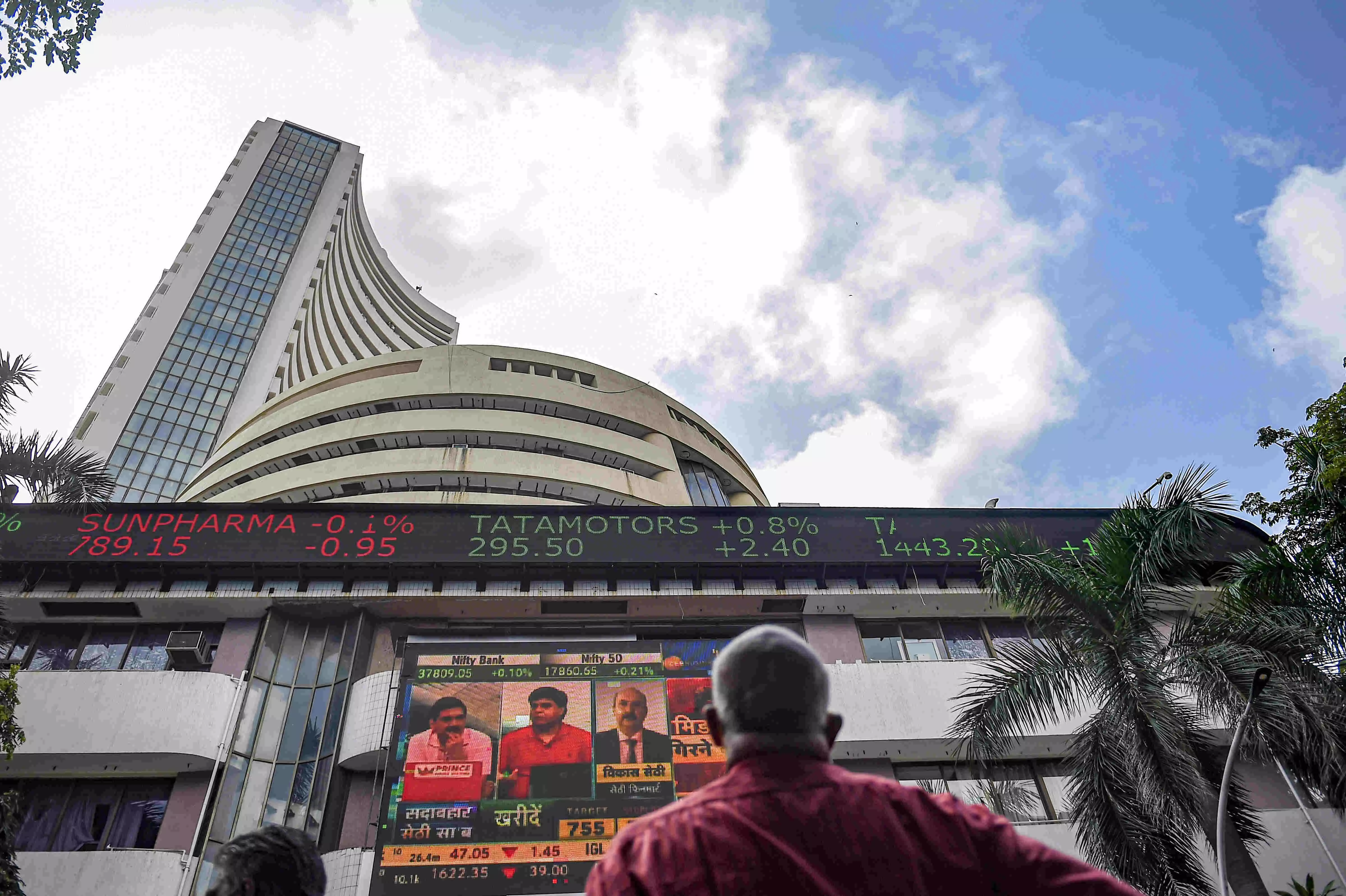 Sensex rises 592 pts, Nifty settles above 25K on gains in IT, banking shares