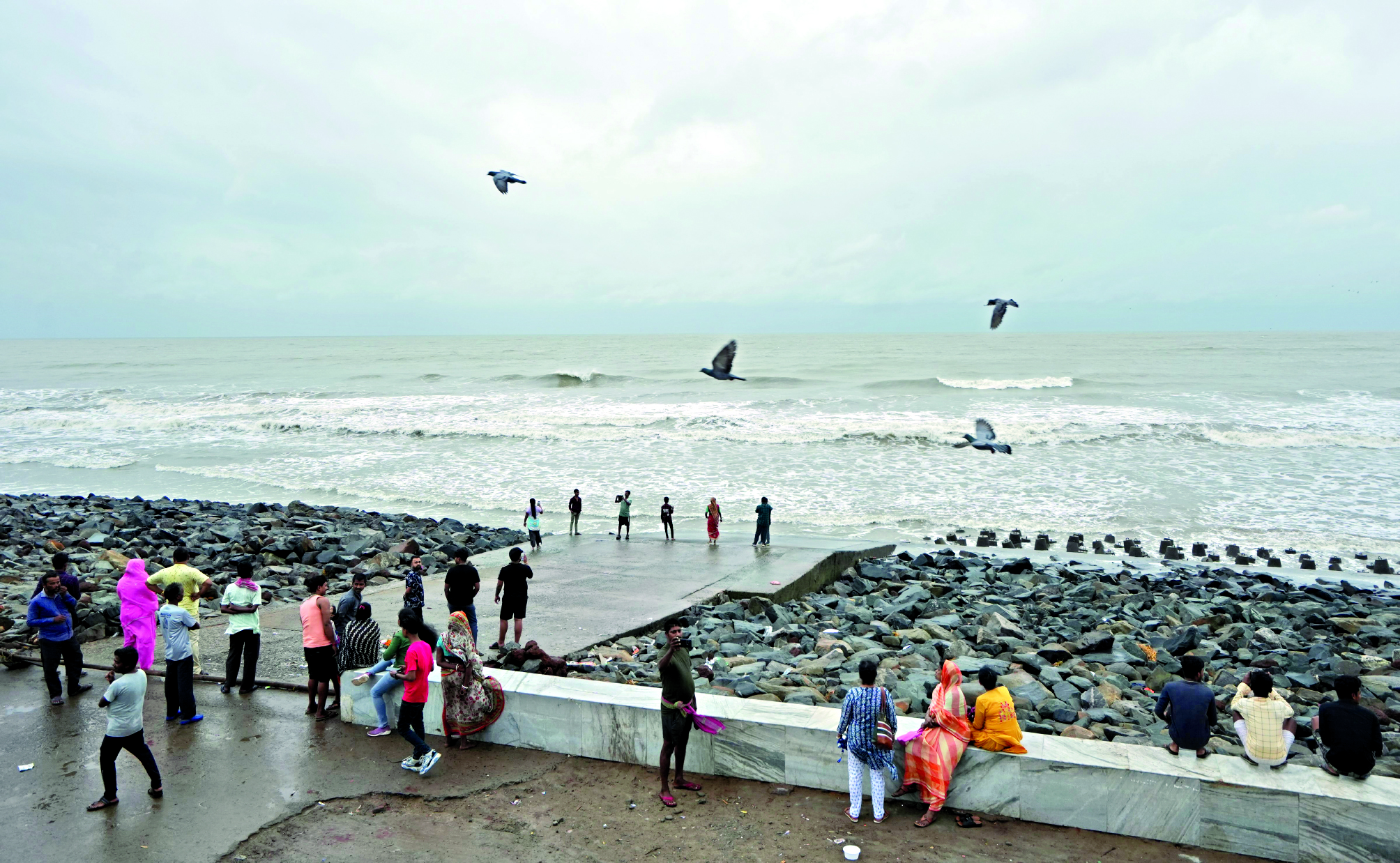 Rain lashed city as Cyclone ‘Dana’ inched closer to coast