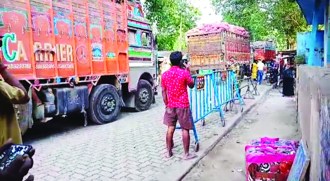 Cops seize three trucks attempting to illegally export potatoes from Bengal through Hili border