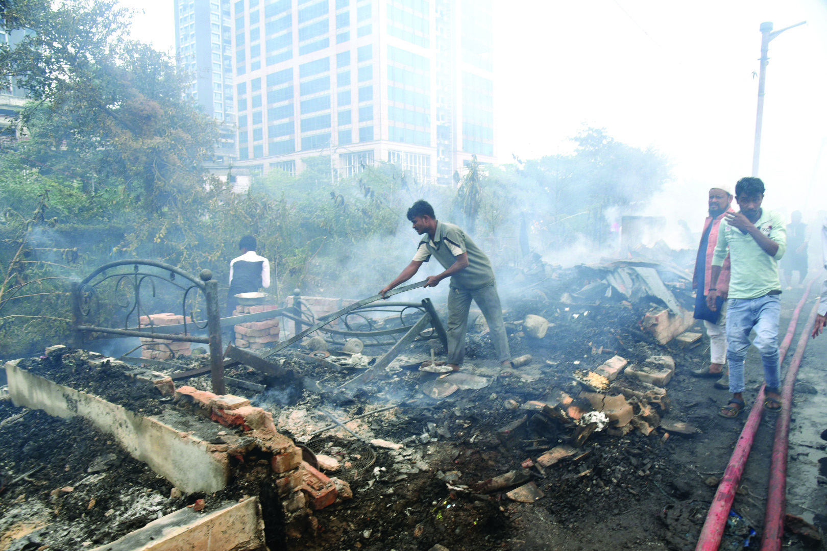 Major fire guts 100 shanties near Science City, about 15 engines pressed into action