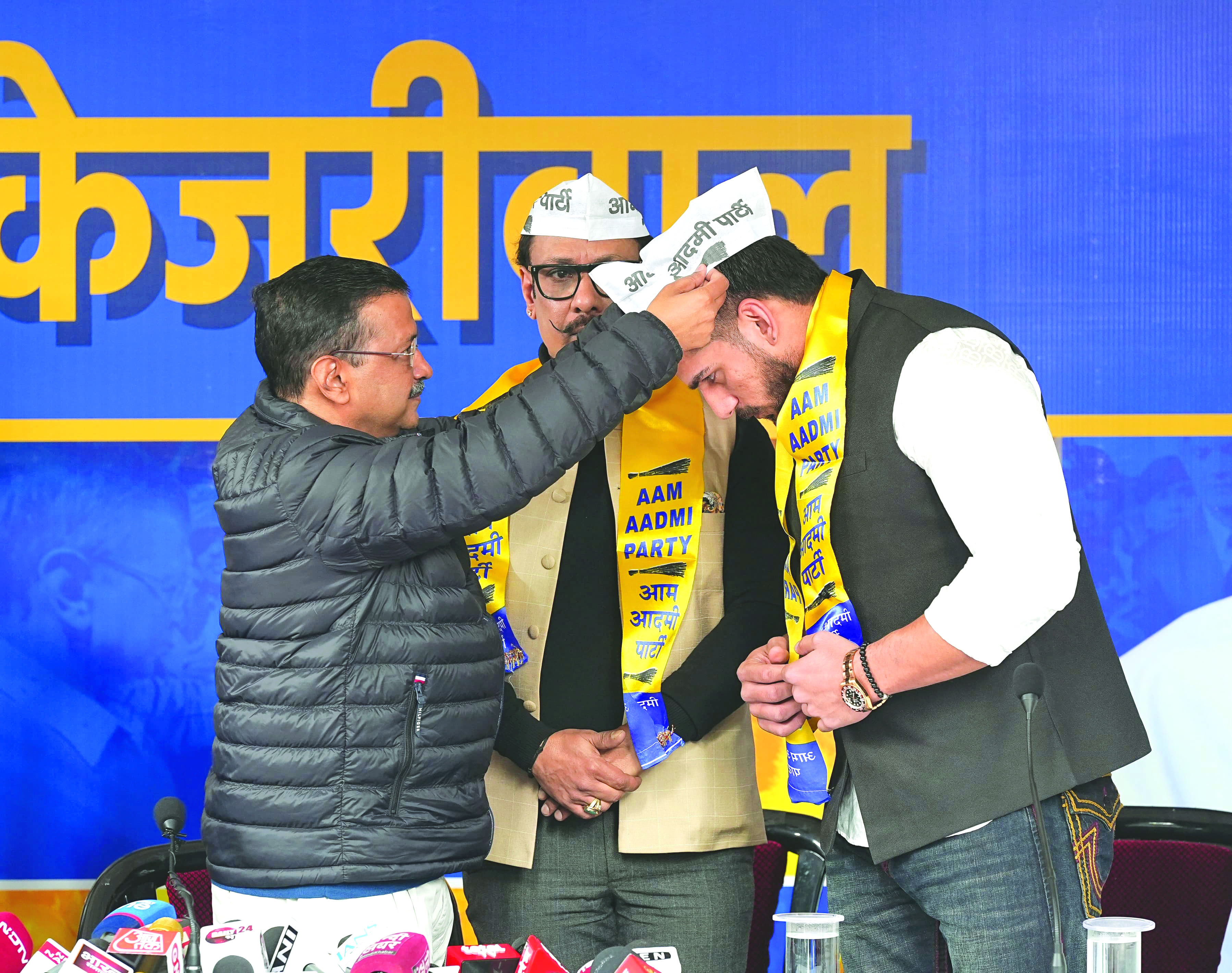 Kejriwal inducts bodybuilders and wrestlers in AAP