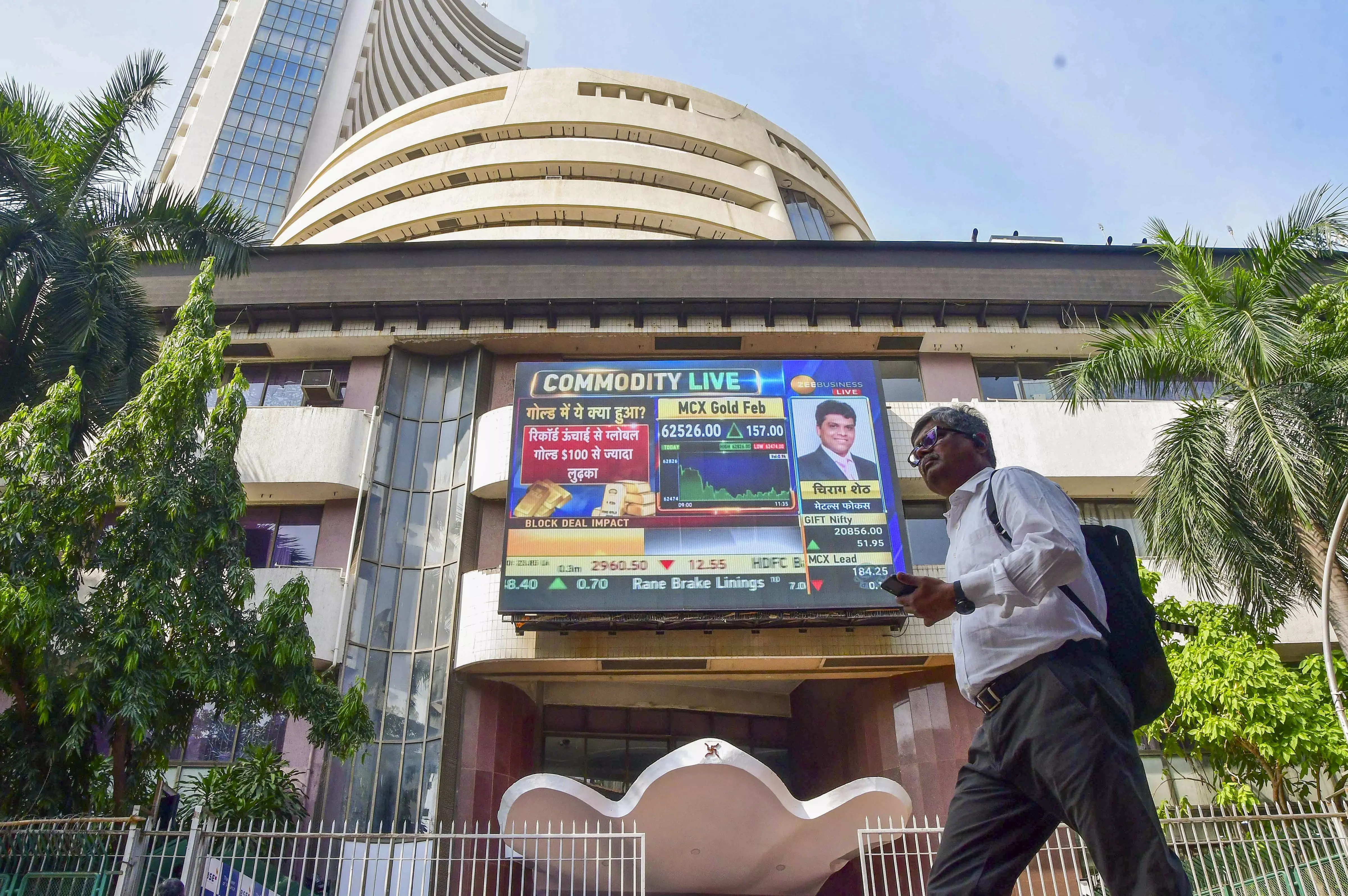 Markets settle lower after RBI policy; continuous foreign fund outflows dent investors sentiment