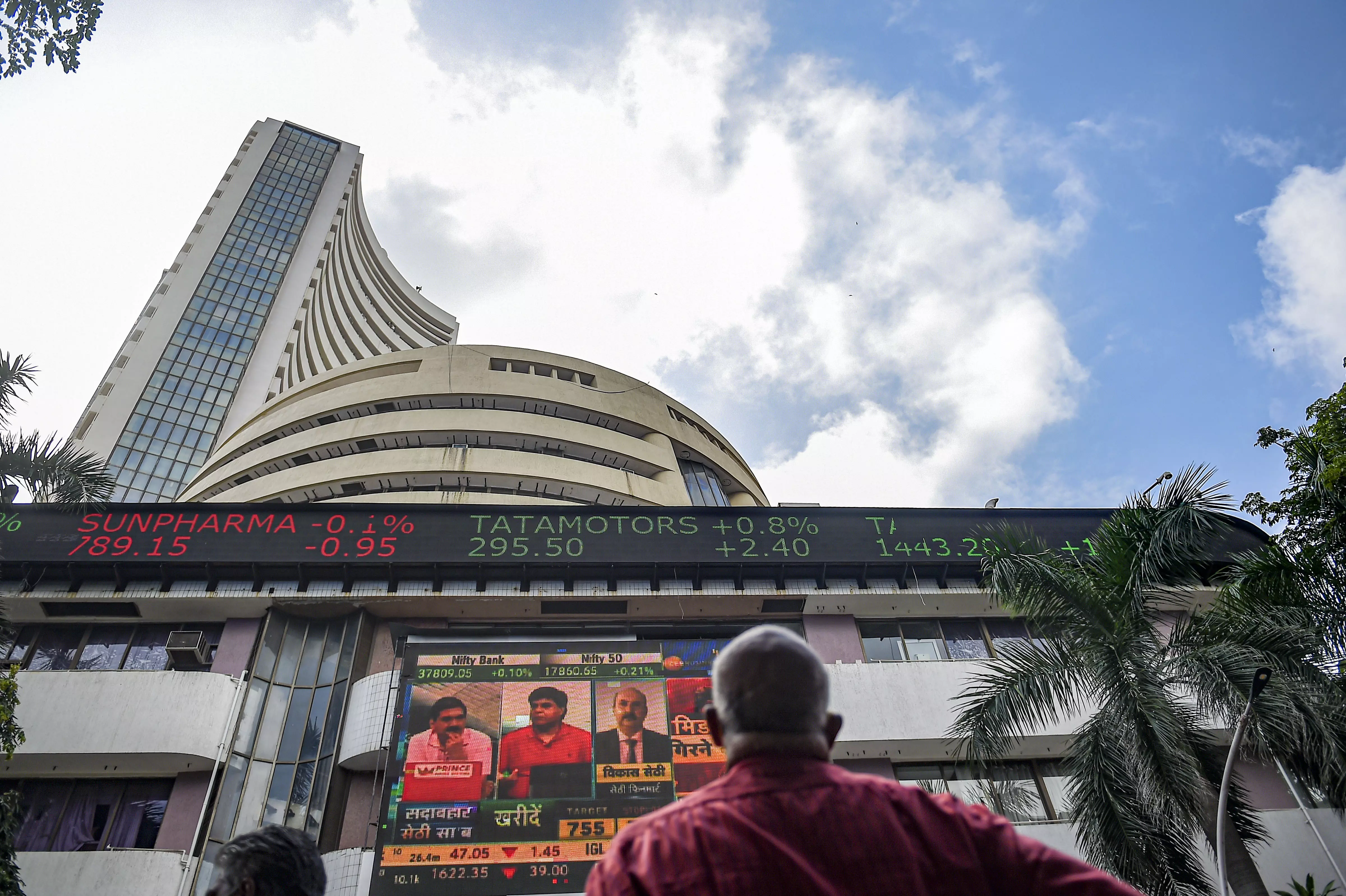 Stock markets end eight-day losing run on buying in Reliance, HDFC Bank