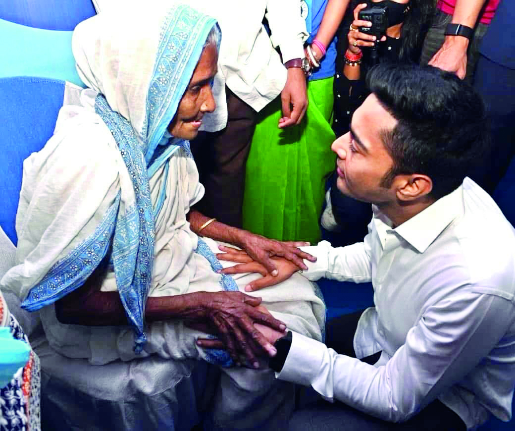 Abhishek meets patients, assures full support for treatment & recovery