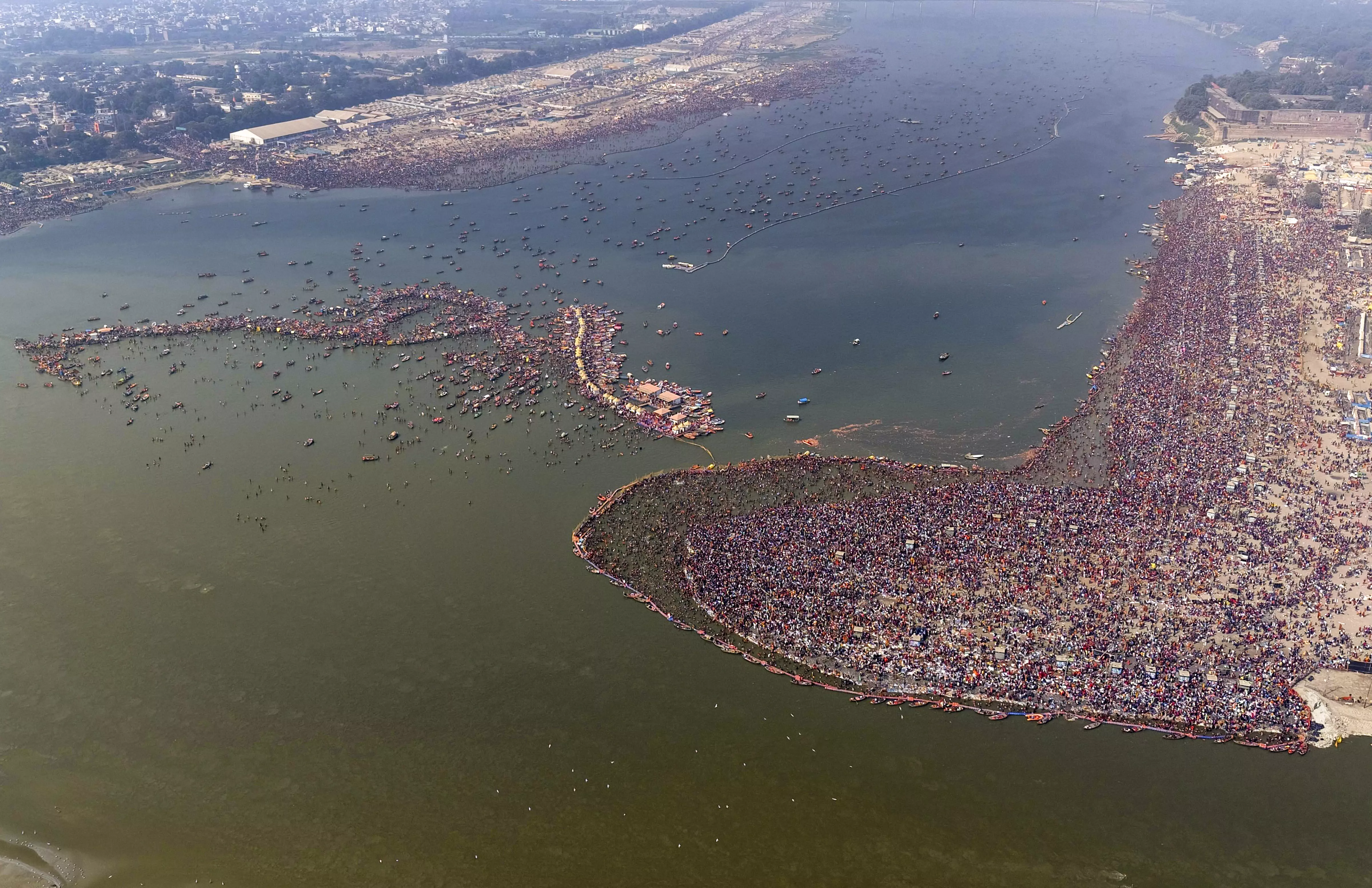 Maha Kumbhs final snan underway on Mahashivratri, 81 lakh devotees take dip