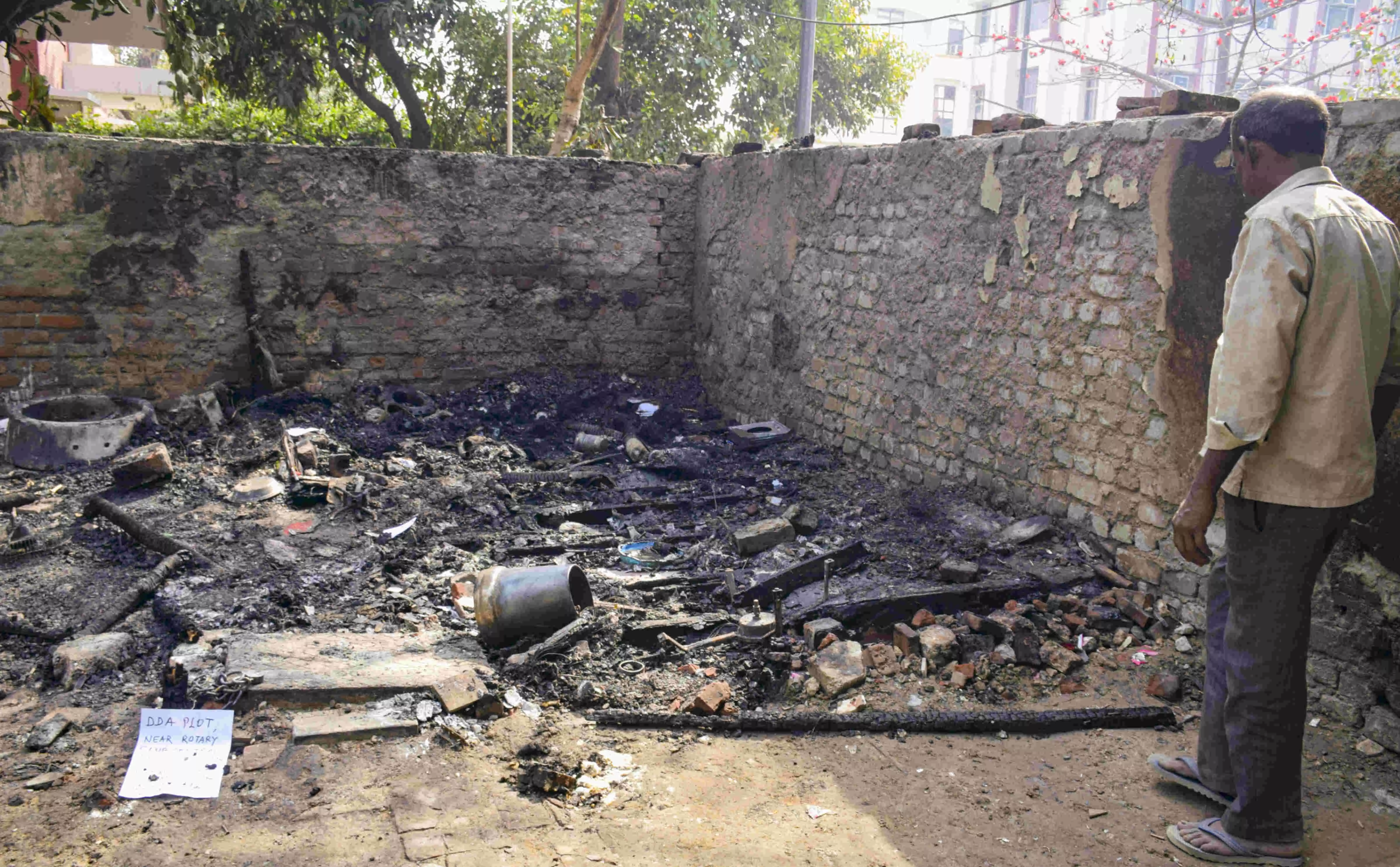 Police file FIR after fire in makeshift hut kills 3 in Anand Vihar