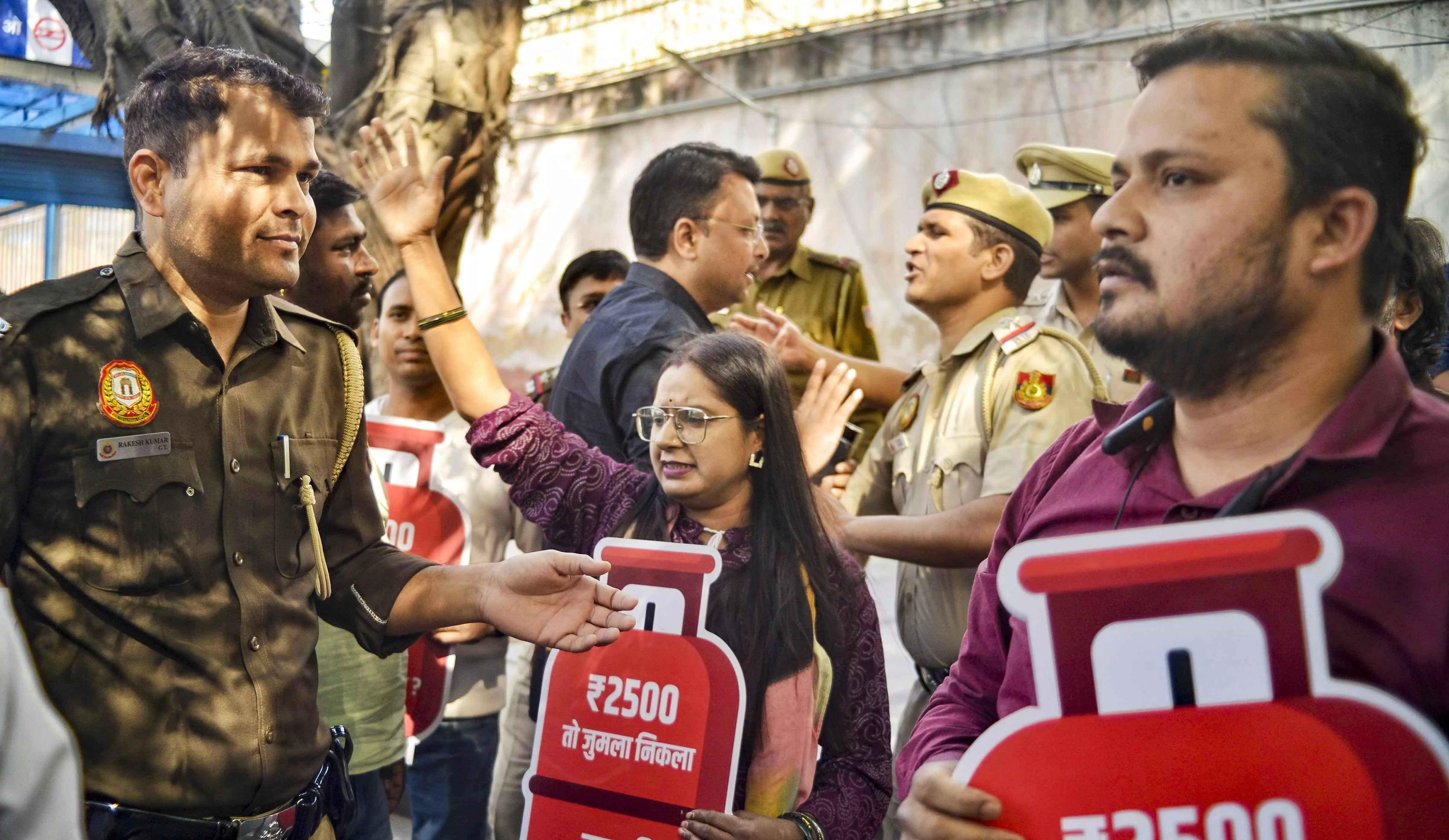 AAP stages protest at ITO claiming BJP govt failed to meet Holi deadline for its poll promises