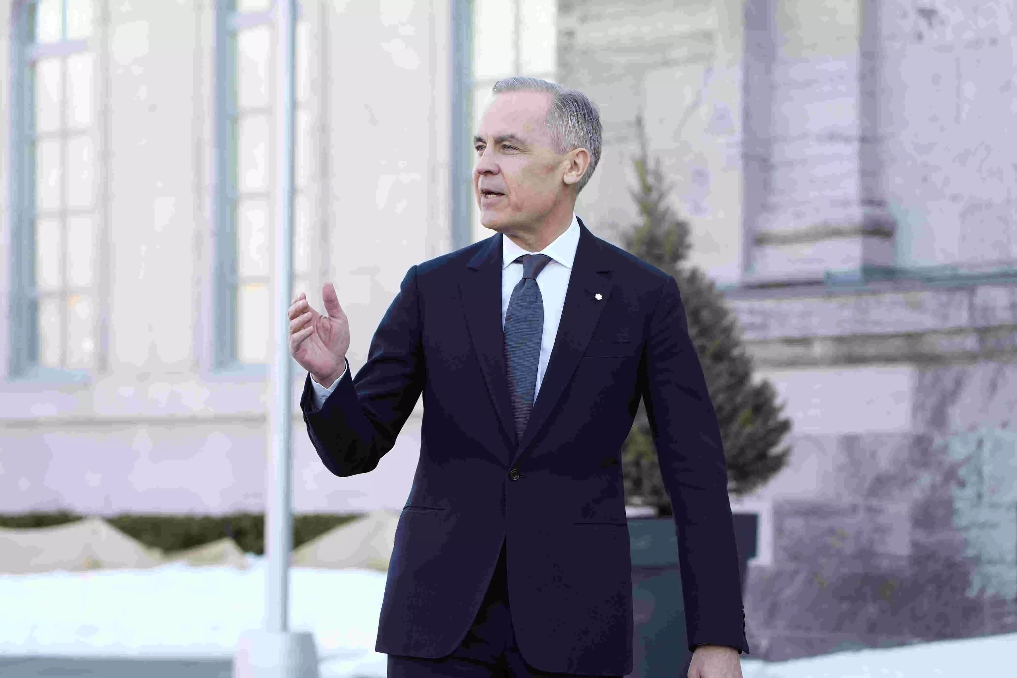 Mark Carney is sworn in as Canadas new prime minister as country deals with Trumps trade war