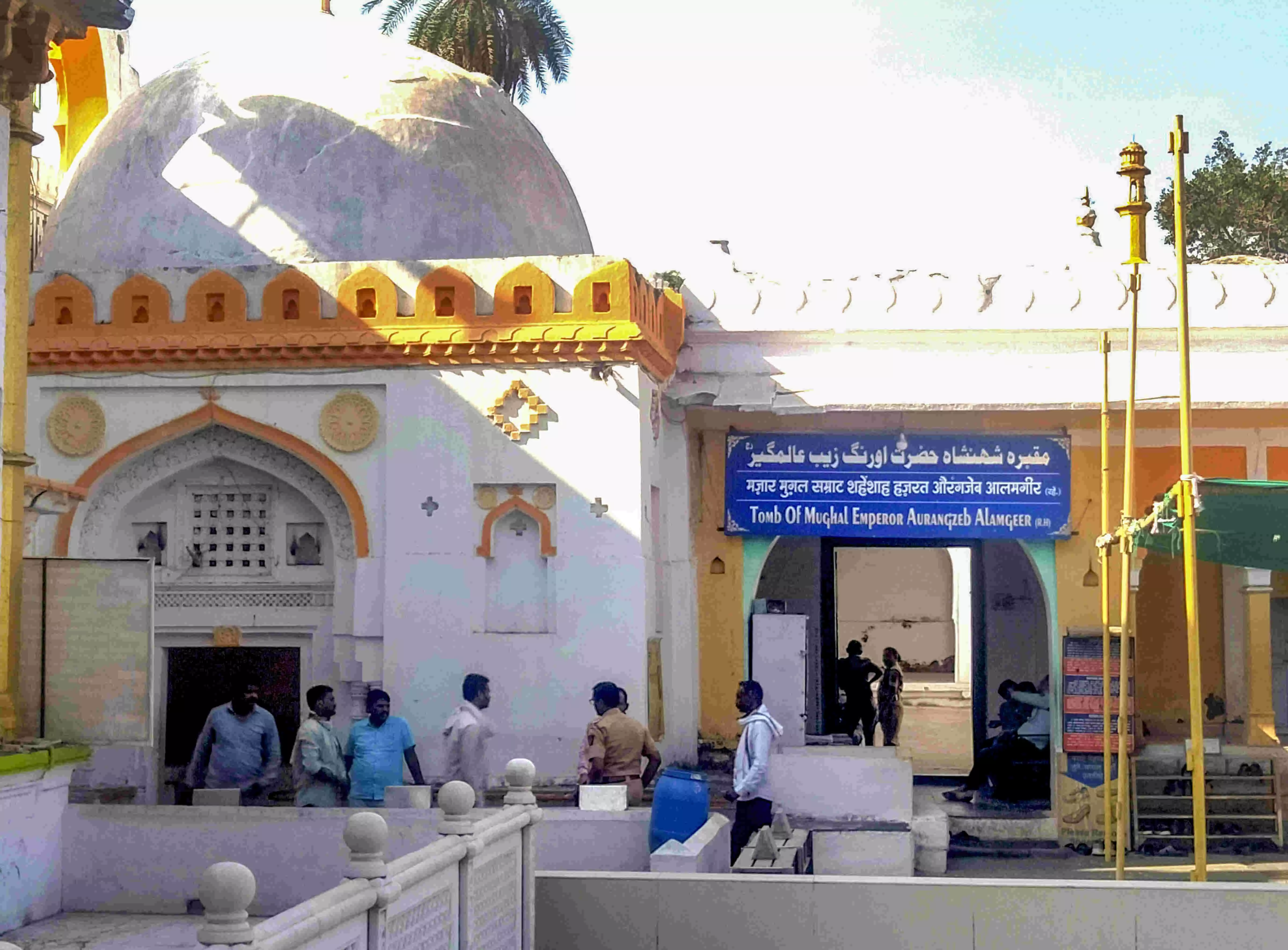 As emotions run high over Aurangzeb, his tomb in Chhatrapati Sambhajinagar turns ‘no drone’ zone